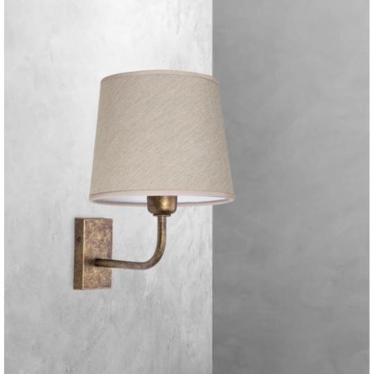 klasicky mosadz mediteransky stenova lampa svietnik textil s tienidlom vidiecky styl country hrad vila obyvacka spalna postel osvetlenie elegantny luxusny lameridiana seda lampy budapest svietidla obchod.jpg